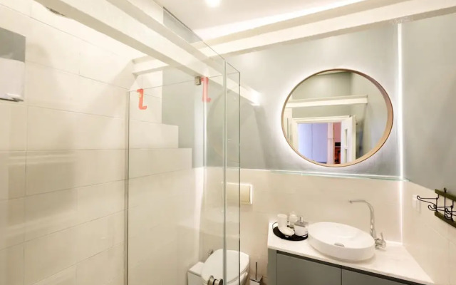 Stylish Flat w Balcony 8 min to Istiklal Ave