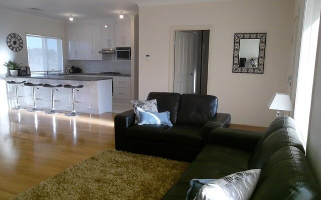 Auburn Vineyard Retreat