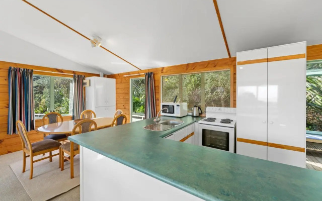 Seaview, Sun and Surf - Piha Holiday Home