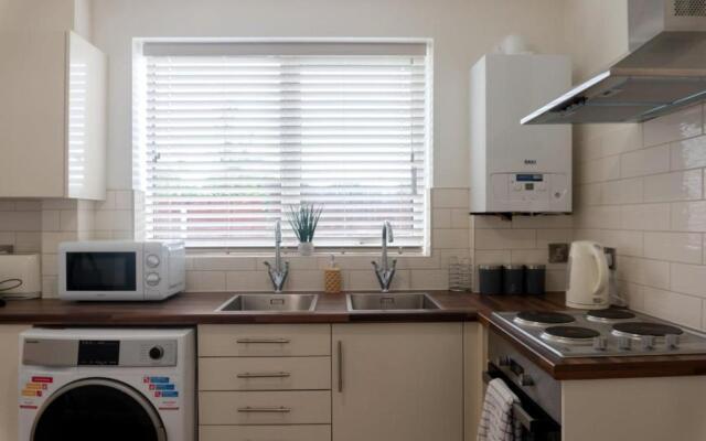 Gorgeous ground floor apartment + free parking