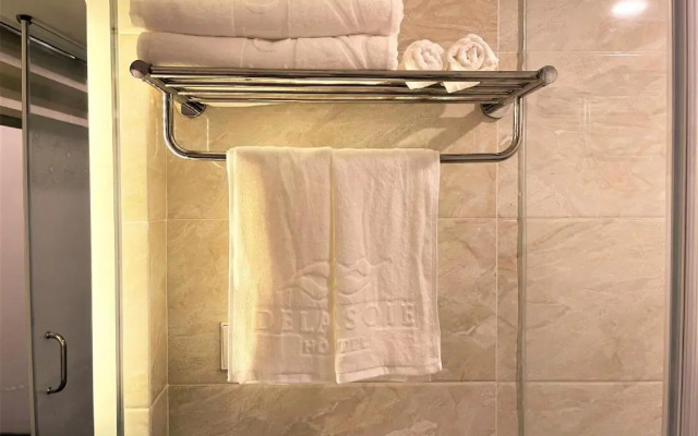 DE LA SOIE Hotel & Travel