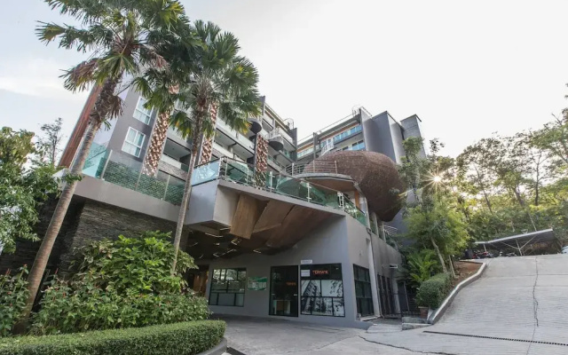 Emerald 412a - Studio With Balcony and Shared Pool