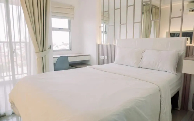 Homey And Cozy Stay Studio Belmont Residence Puri Apartement
