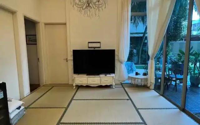 Master Bedroom in 3-bedroom Condo with Pool