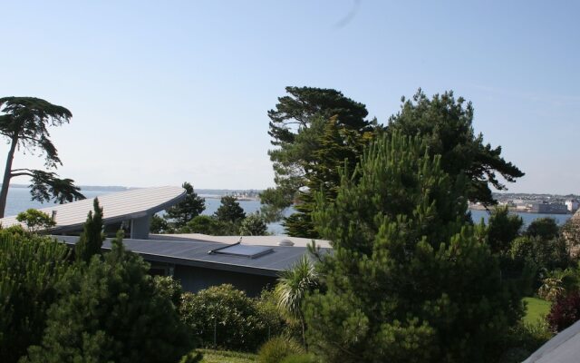 Spacious Villa in Concarneau with Swimming Pool