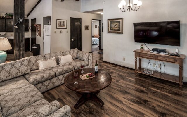 Aztex Retreat - Three Bedroom Cabin