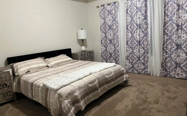 Balmoral Lakeside 5br 4ba House