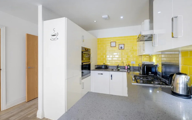 Foxherne 6 Bed & 3 Bath Serviced Hse -20