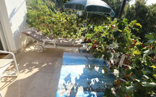 Simplistic Apartment in Starigrad near Sea