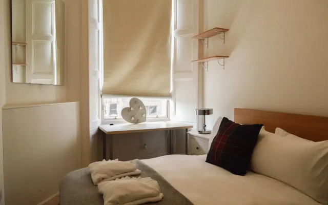 Spacious 3 Bedroom Flat in Marchmont