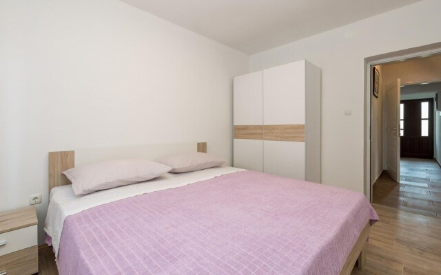 Stunning Apartment in Cres With Wifi and 2 Bedrooms