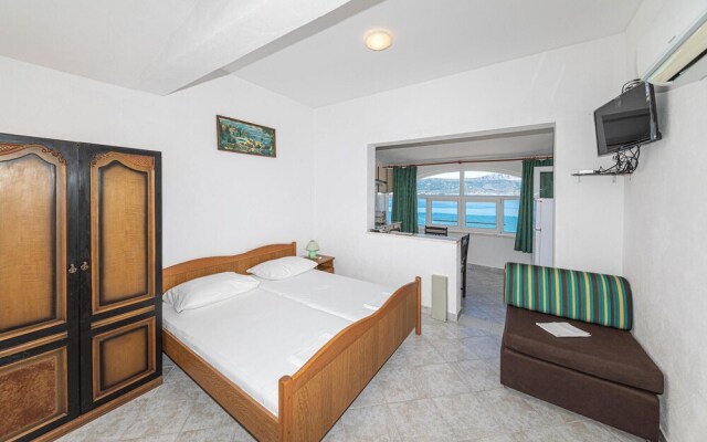 Stunning Apartment in Slatine With Wifi