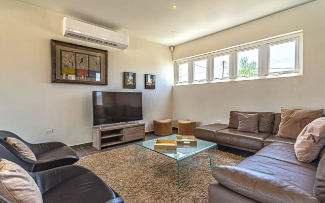 Stunning Modern Home, Near Beaches Full AC