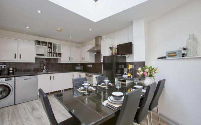 Fantastic 1BD Hideaway, 2 Minutes to the Sea