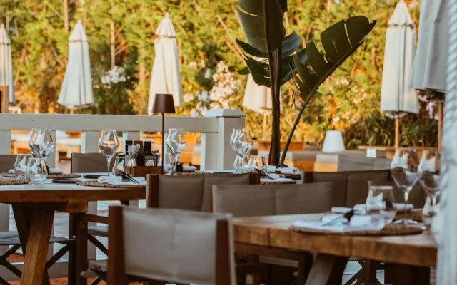 Cumeja - Beach Club & Hotel