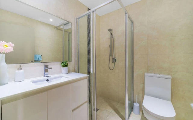 Near Airport & Train Station Stylish Two-Story Apartment