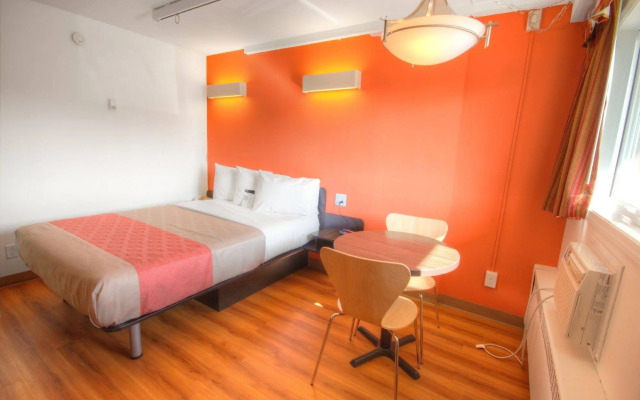 Motel 6 Lethbridge, AB