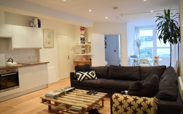 Arty 1 Bedroom Apartment in Camberwell Sleeps 2