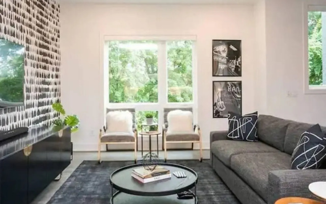 Spacious 4BR Minutes From Broadway- Sleeps 14