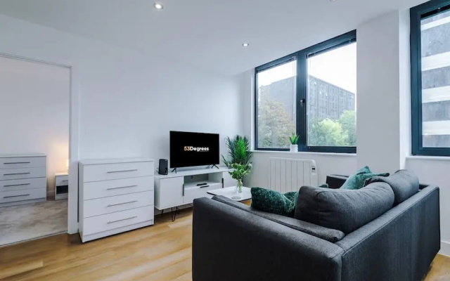 NEW Stylish Apartment Amazing Location Sleeps 4