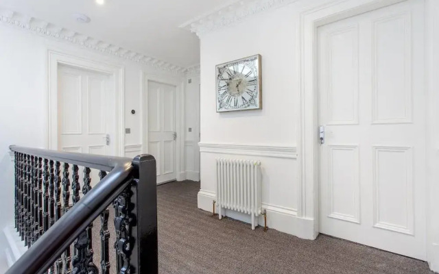 Luxury 4-bedroom Townhouse in Prestigious West End