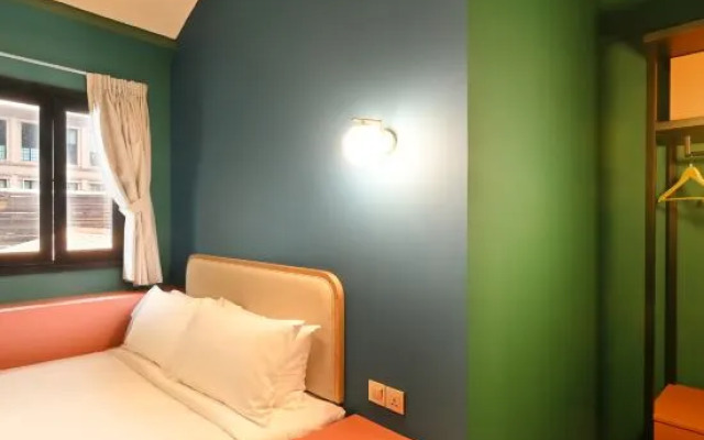 Dream Chaser Boutique Capsule Hotel