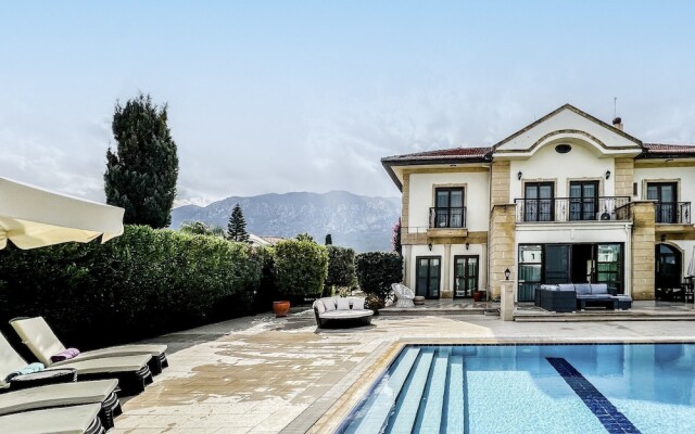 Villa With Private Pool and Backyard in Lapta