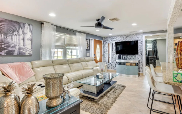 8 Mi to Sunset Beach: Home w/ Large Patio + Pool!