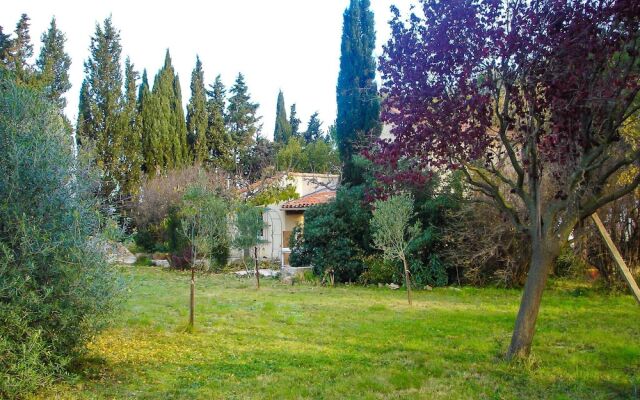 Charming Hunting Lodge near Loupian with garden