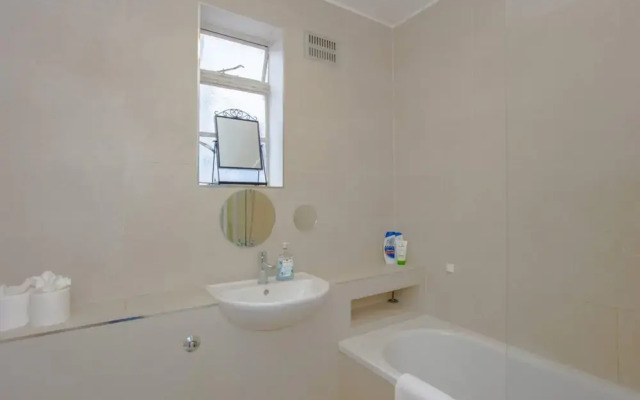 Contemporary 2 Bedroom Flat in Bayswater