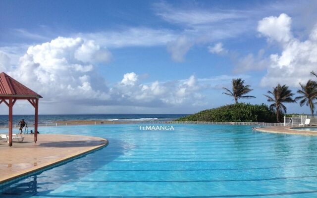 Ti. Maanga vue mer et pieds dans l'eau