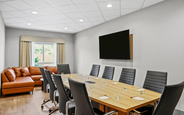 Ramada by Wyndham Drumheller Hotel & Suites