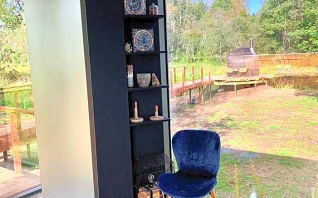 Riverbed inn ÖÖD mirror house and Iglucraft sauna by river