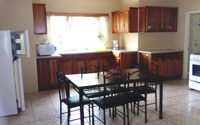 Beautiful 2-bed Apartment in Sunny Jamaica