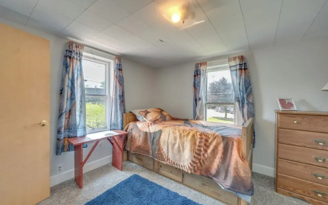Cozy Iowa Getaway w/ Patio & Fenced-in Yard!