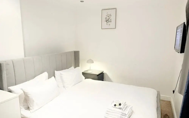 3 Bedroom in Northolt by Stayfolk