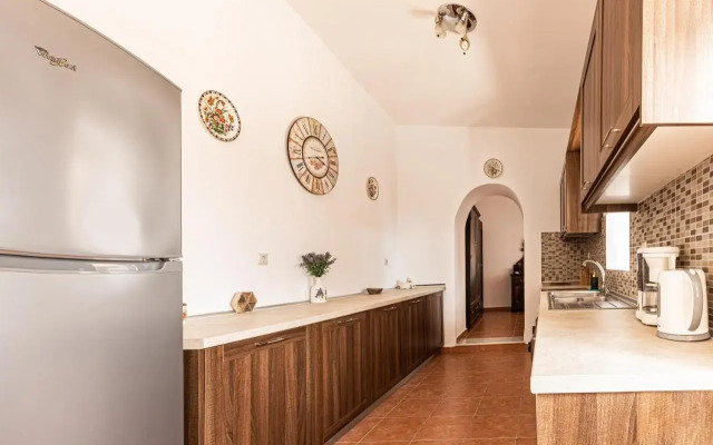 Casa Theoni