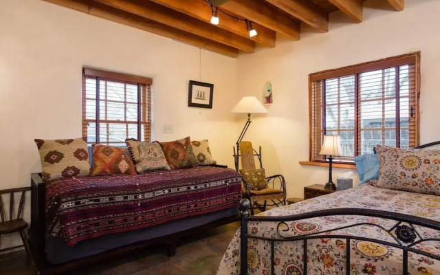Desert Breeze - Delightful Railyard Adobe, Walk to The Plaza