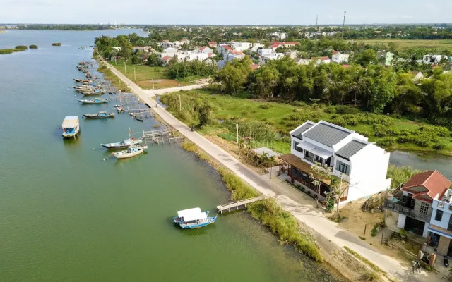 Boat House Riverside Homestay
