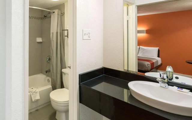 Motel 6 Dallas, TX - Farmers Branch