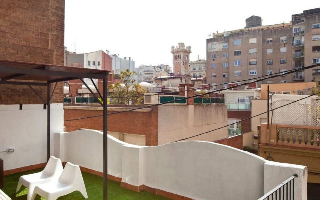 Modern 3 Bedroom Flat With Terrace in Lesseps