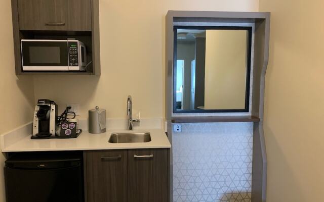 Elk Lake Inn & Suites Victoria