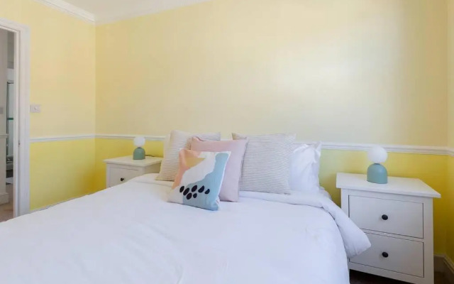 Spacious 3 bedroom flat with terrace