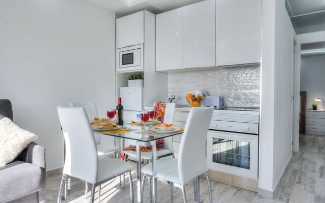 Tidy Apartment, Small Terrace and Air Conditioning