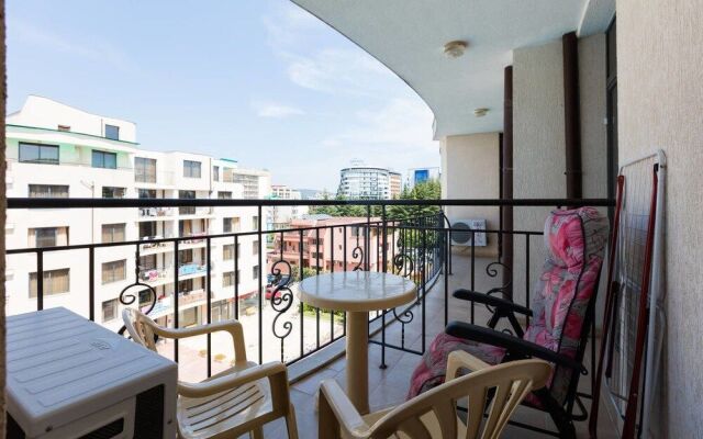 Studio with Balcony & Pool View