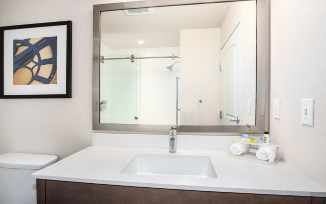 Holiday Inn Express & Suites Manhattan by IHG