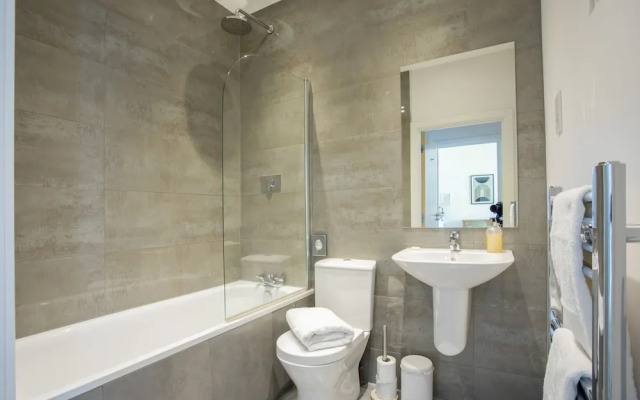 Queens Lodge 1-bed Apartment in Redhill