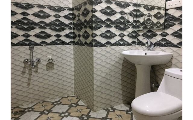 OYO 27855 Hotel Holiday Villa