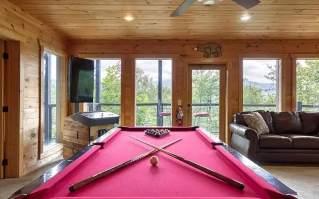 Awe-inspiring Estate w Pool Theater Fire Pit