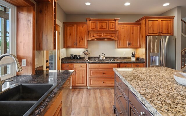 Spacious Five Peaks Home with Soaking Tub and BBQ by RedAwning